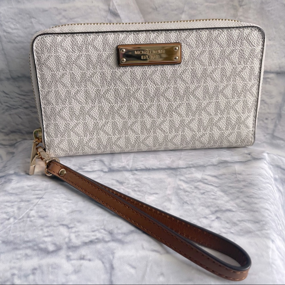 Authentic Michael Kors Bedford Travel Wallet